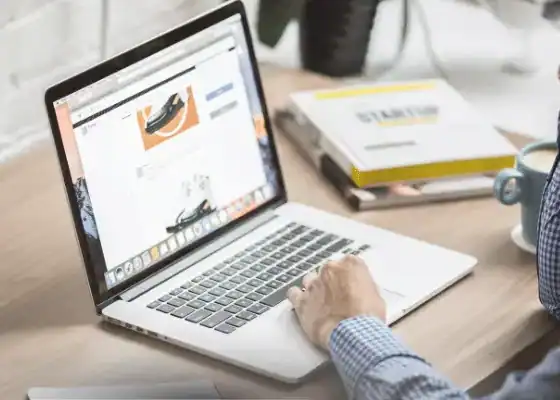 a men work on the laptop