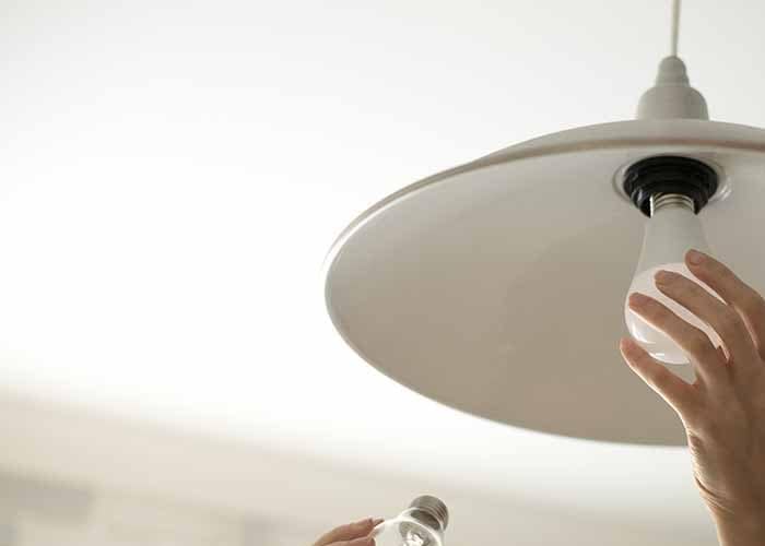 how to change a lightbulb featured